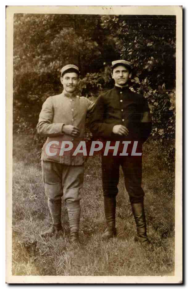 Due soldati — in uniforme —