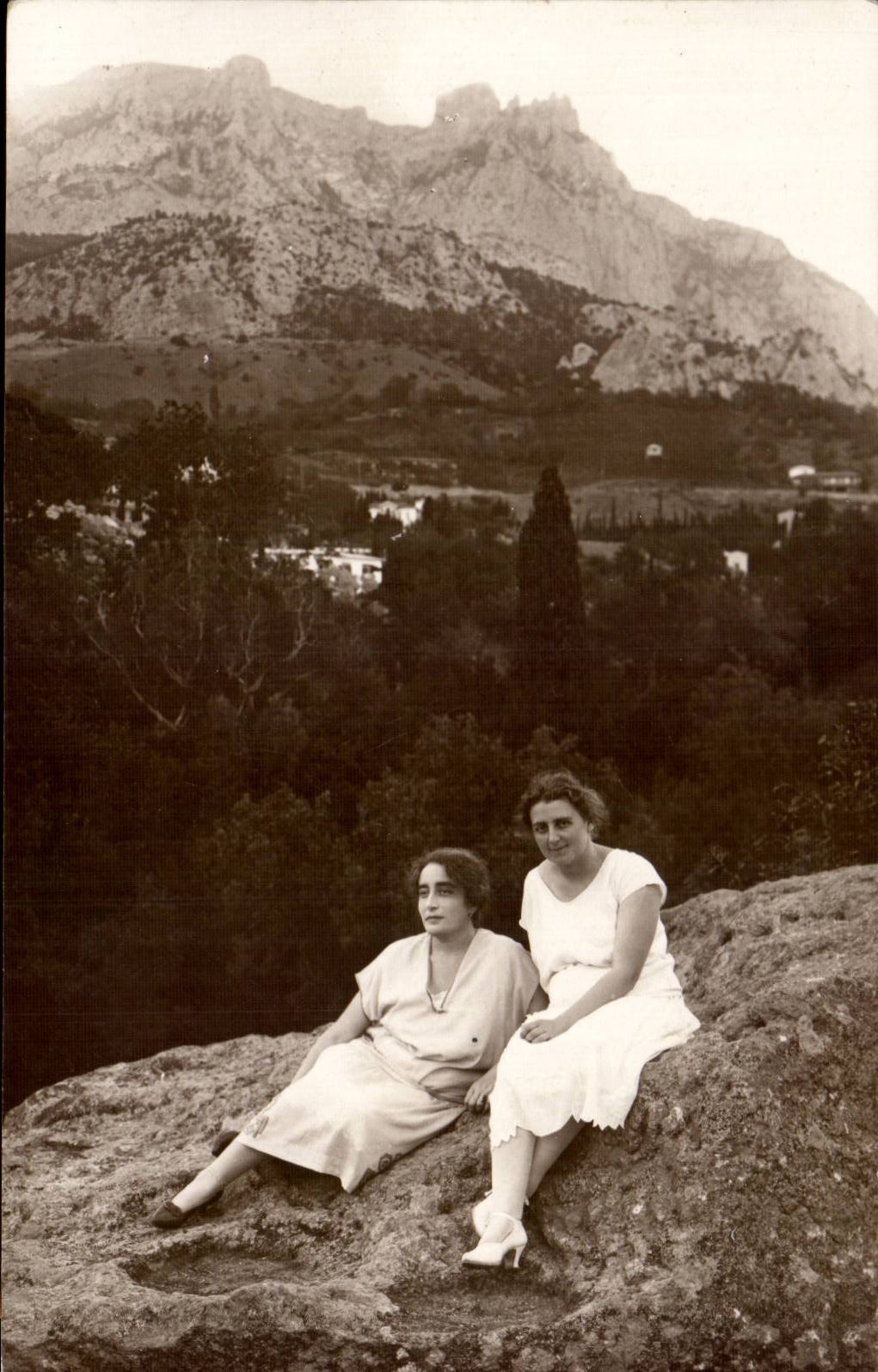 CARTE PHOTO Jeunes femmes en Grece (folklore costume Greece)
