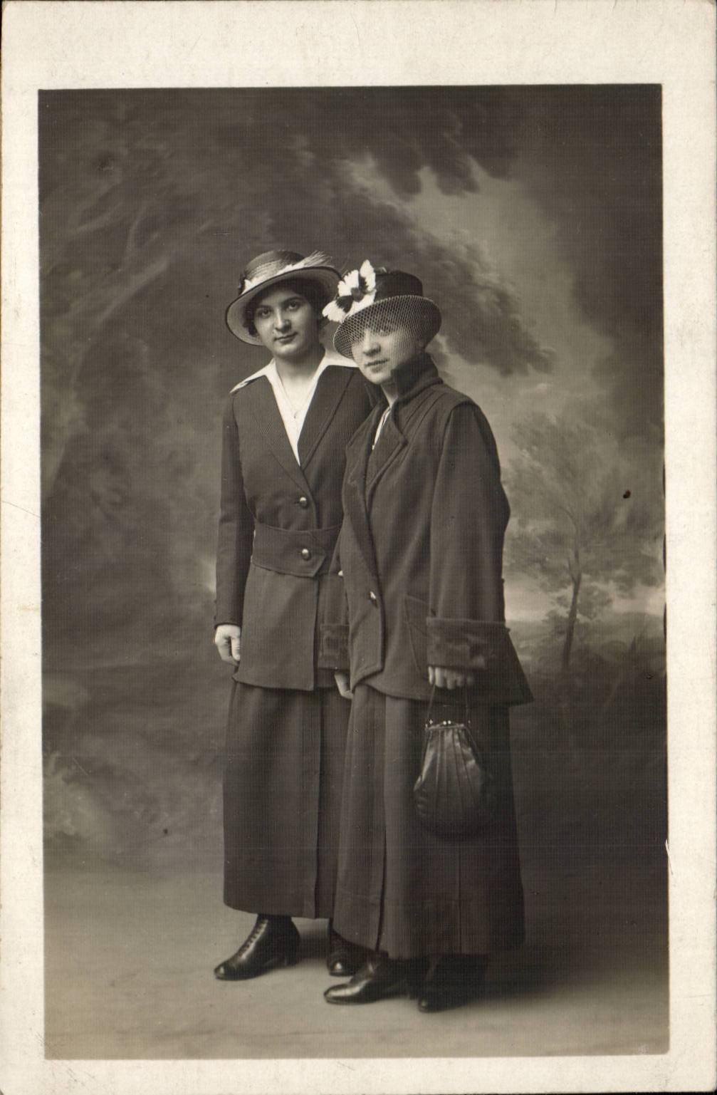 CARTE PHOTO Jeunes femmes (folklore costume)