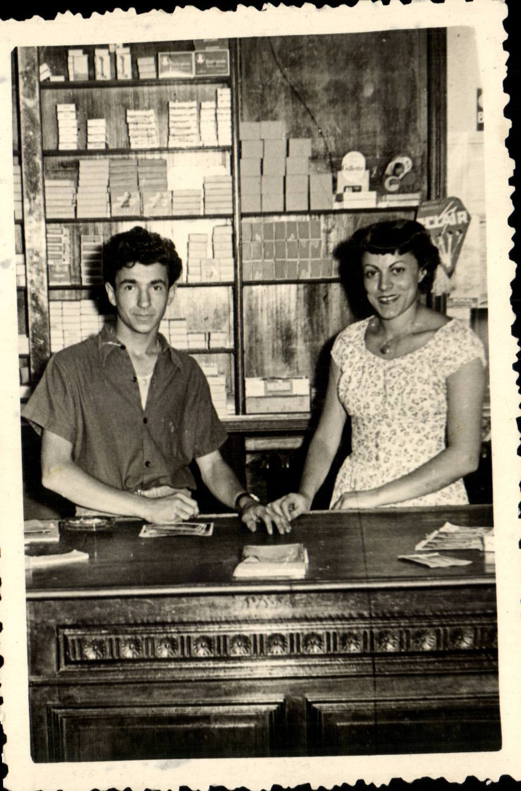 CARTE PHOTO Vendeur de Tabac (tobacco commerce)