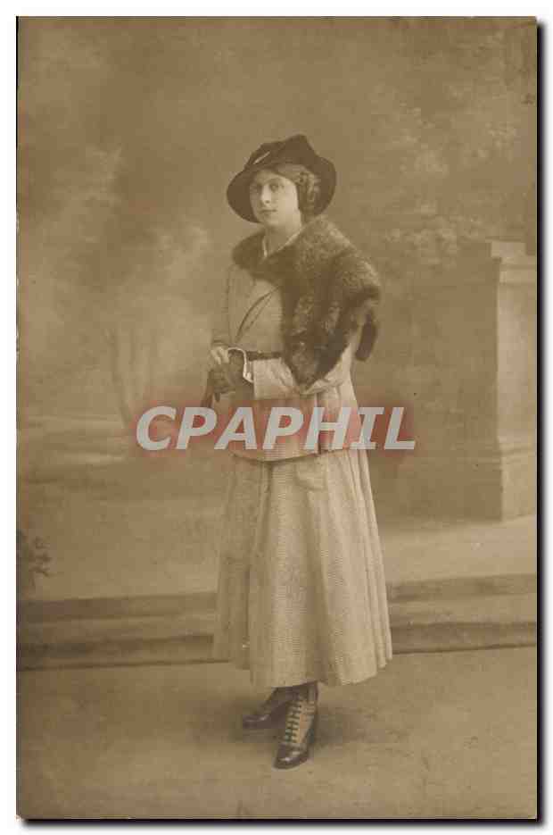 Jeune femme en manteau à fourrure — Paris — Photo-Cartes, 28 Boulevard P. Jescannière