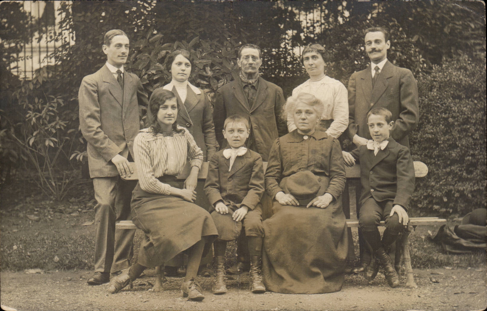 Famille ou groupe familial — jardin — éditeur inconnu