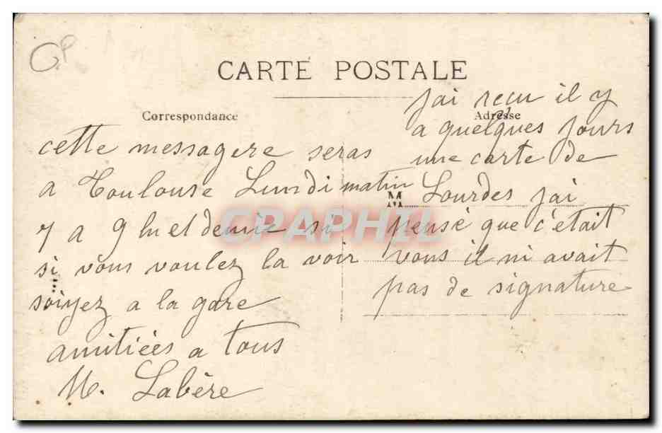 Femme en robe sombre — pose devant un décor de jardin — éditeur inconnu — Back