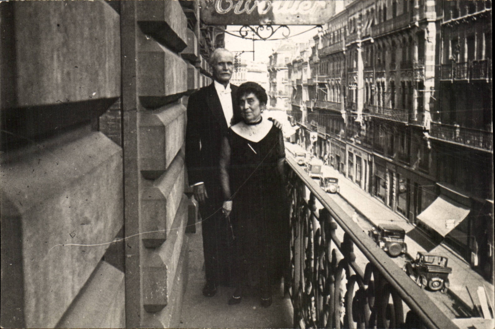 CARTE PHOTO Couple sur un blacon (Paris ?)