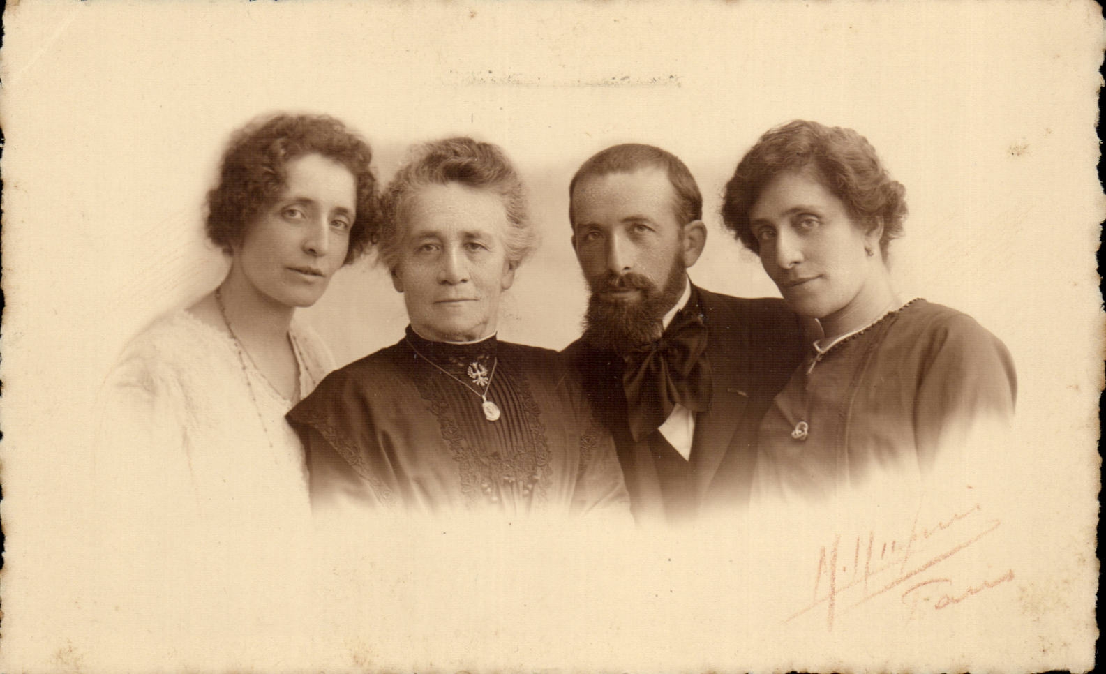 Portret van vier personen — M. Dupriez, Parijs VIe