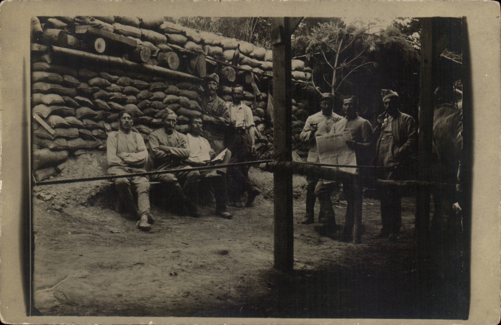 CARTE PHOTO Soldats militaria tranchees