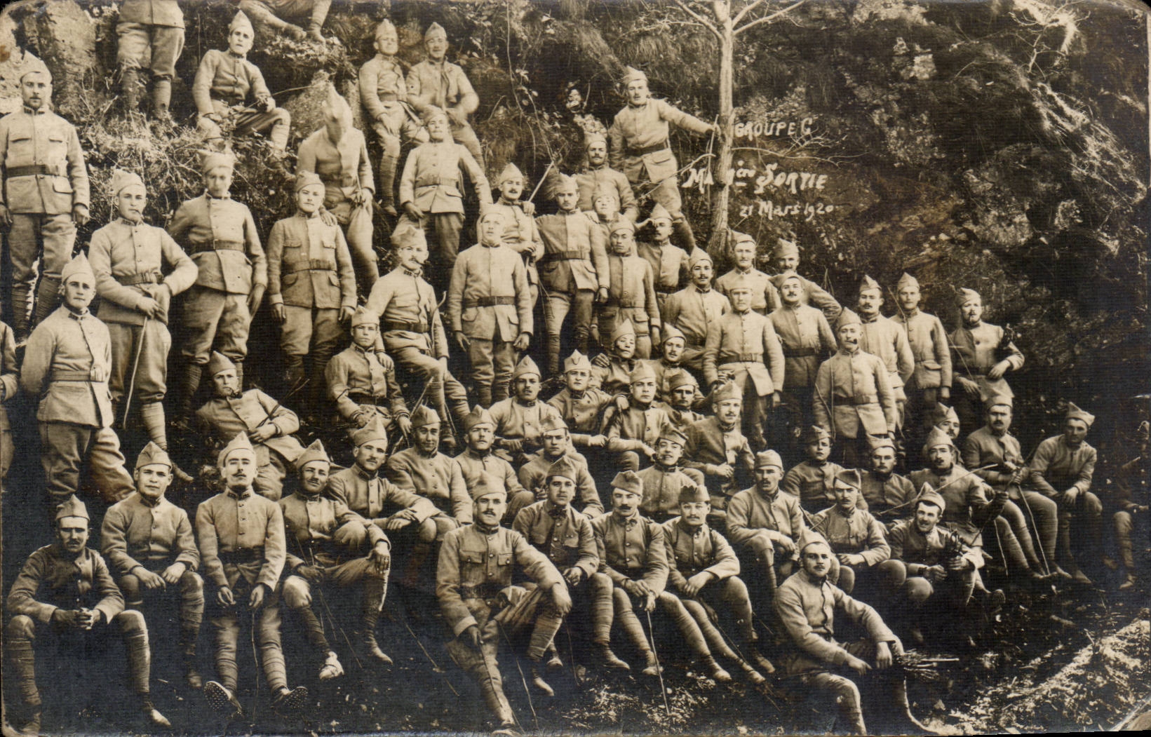 CARTE PHOTO Soldats militaria groupe C Sortie 27 mars 1920