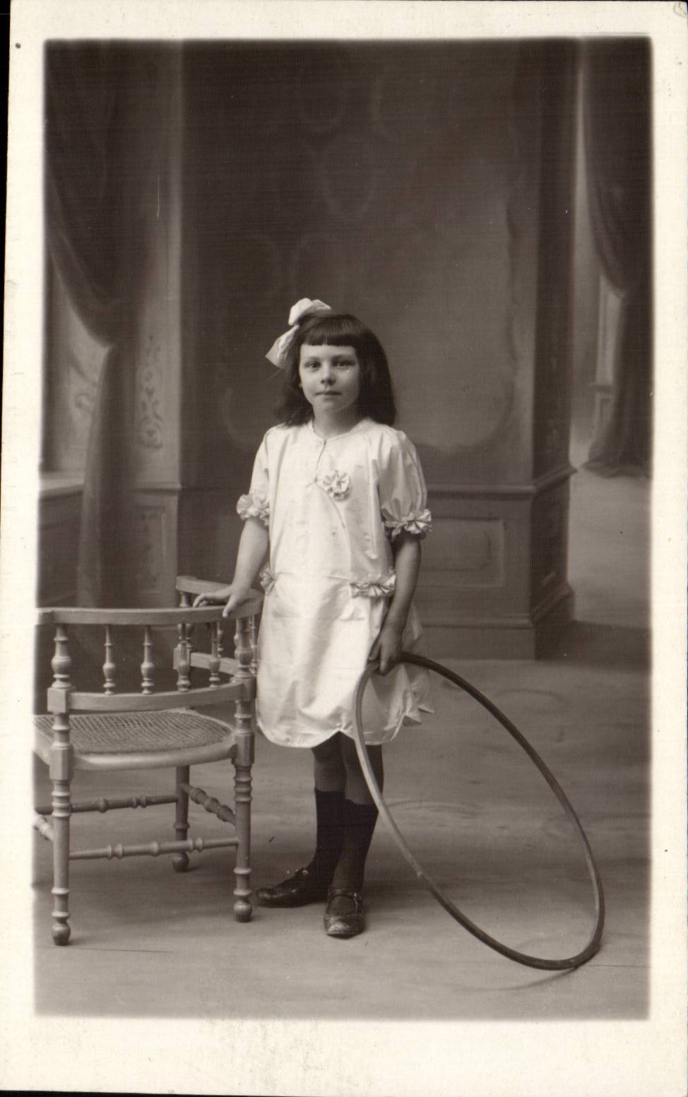 CARTE PHOTO Enfant au cerceau