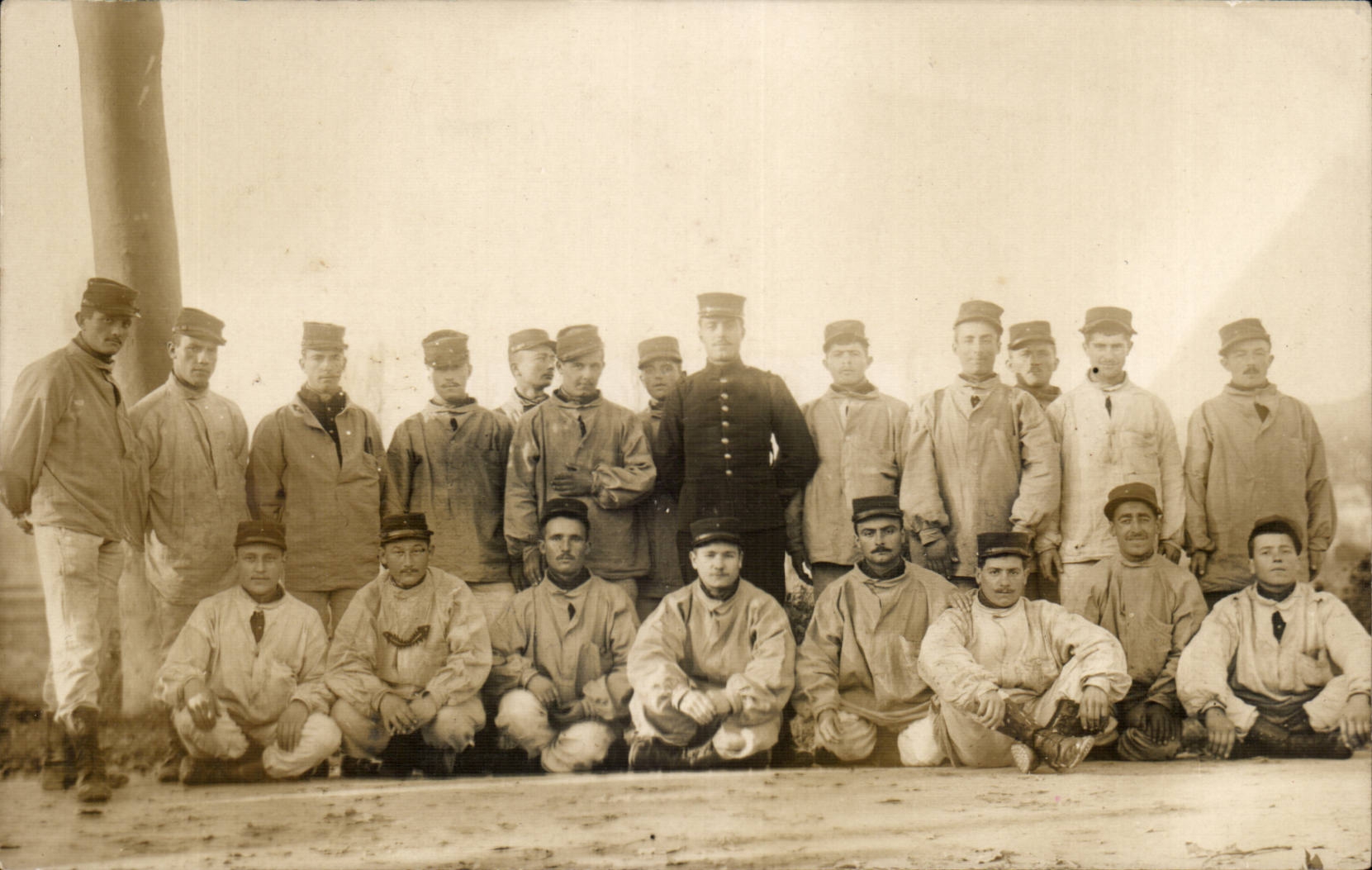 Équipe de baseball — militaires et civils — Carte postale n°46, éditée par CPAPHIL