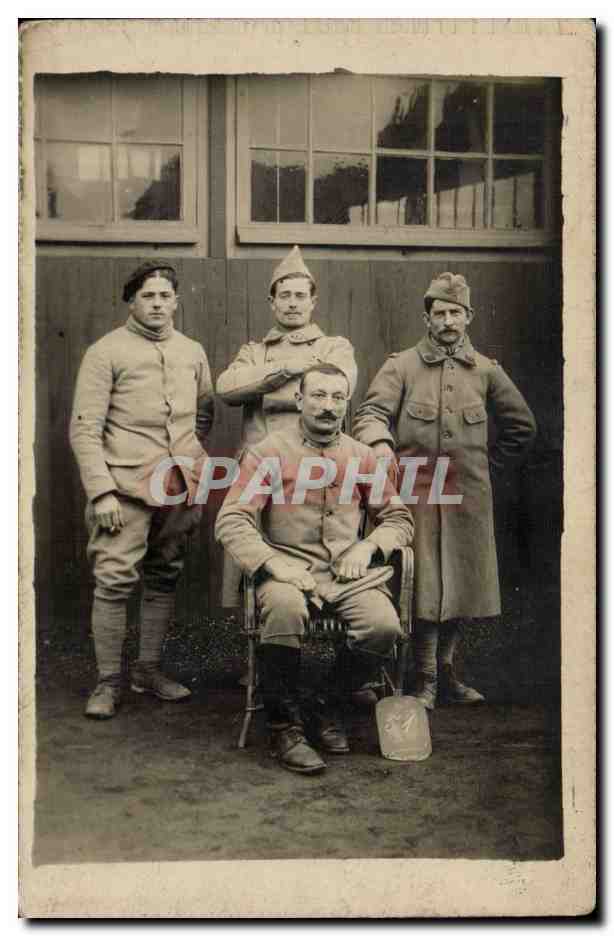 Cuatro soldados en uniforme — posesión al aire libre — tarjeta postal militar