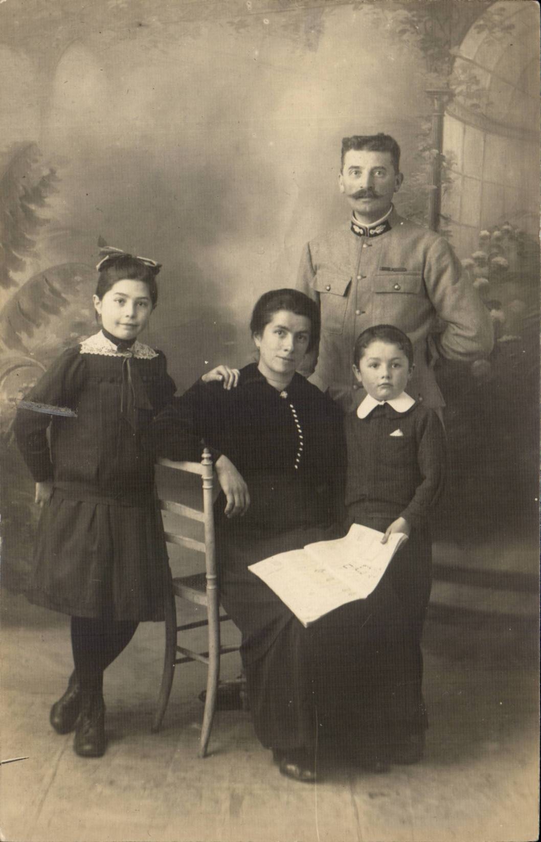 CARTE PHOTO Couple et enfants
