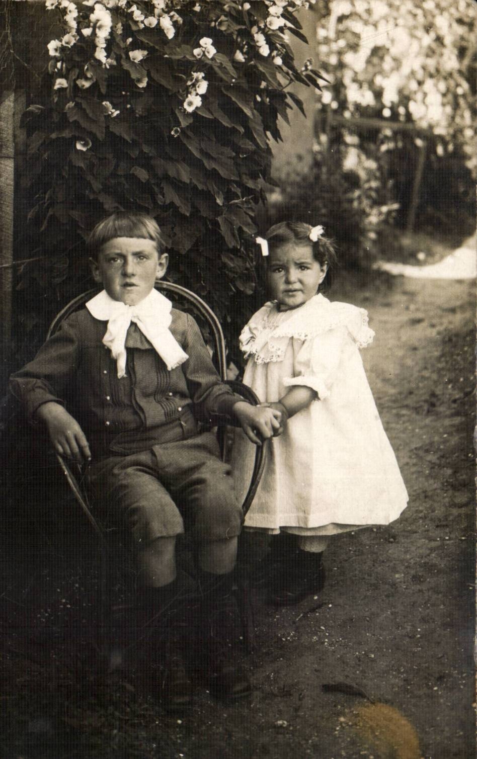 Bambini — giardino fiorito — Cartolina postale