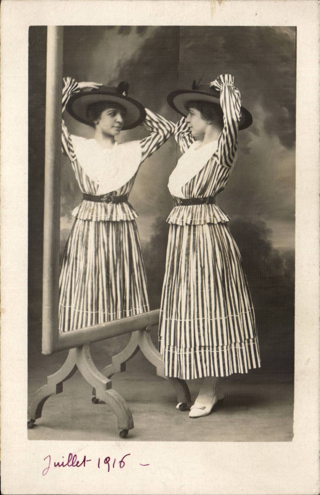 Zwei junge Frauen vor einem Spiegel — Juli 1916 — Ansichtskarte