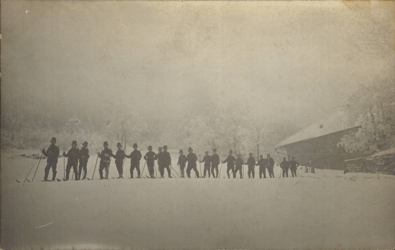 CARTE PHOTO Folklore costume hommes sous la neige en haut de forme