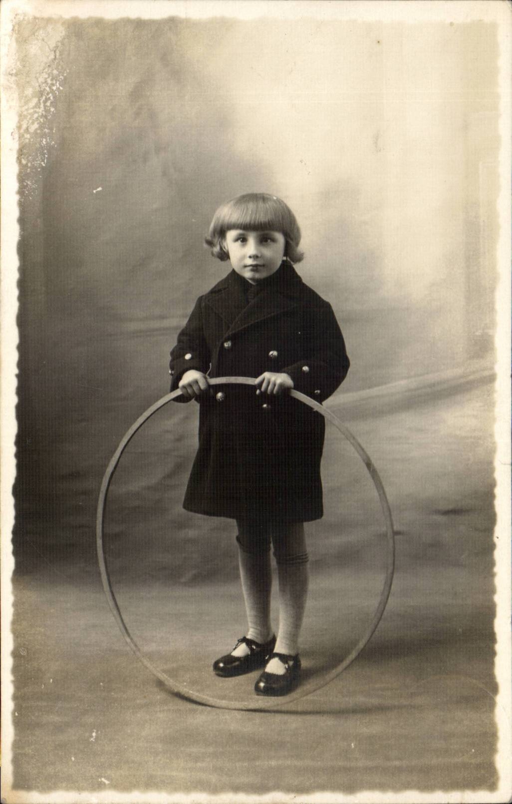 CARTE PHOTO Enfant au cerceau