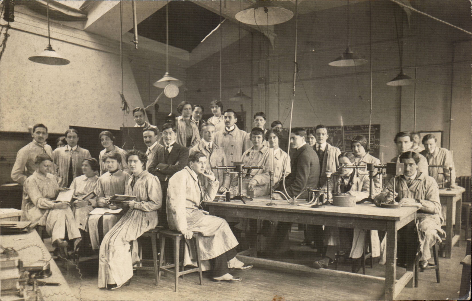 CARTE PHOTO Ecole laboratoire de chimie 