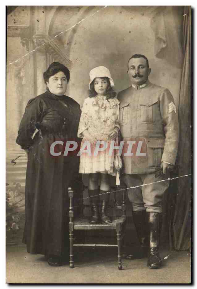 Famille avec soldat — studio photographique — Carte postale italienne