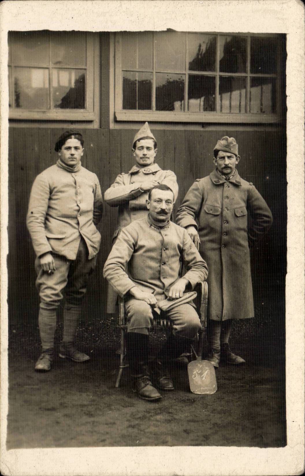 Quatre soldats — pose en extérieur — éditeur CPAPHIL, n° de série 54