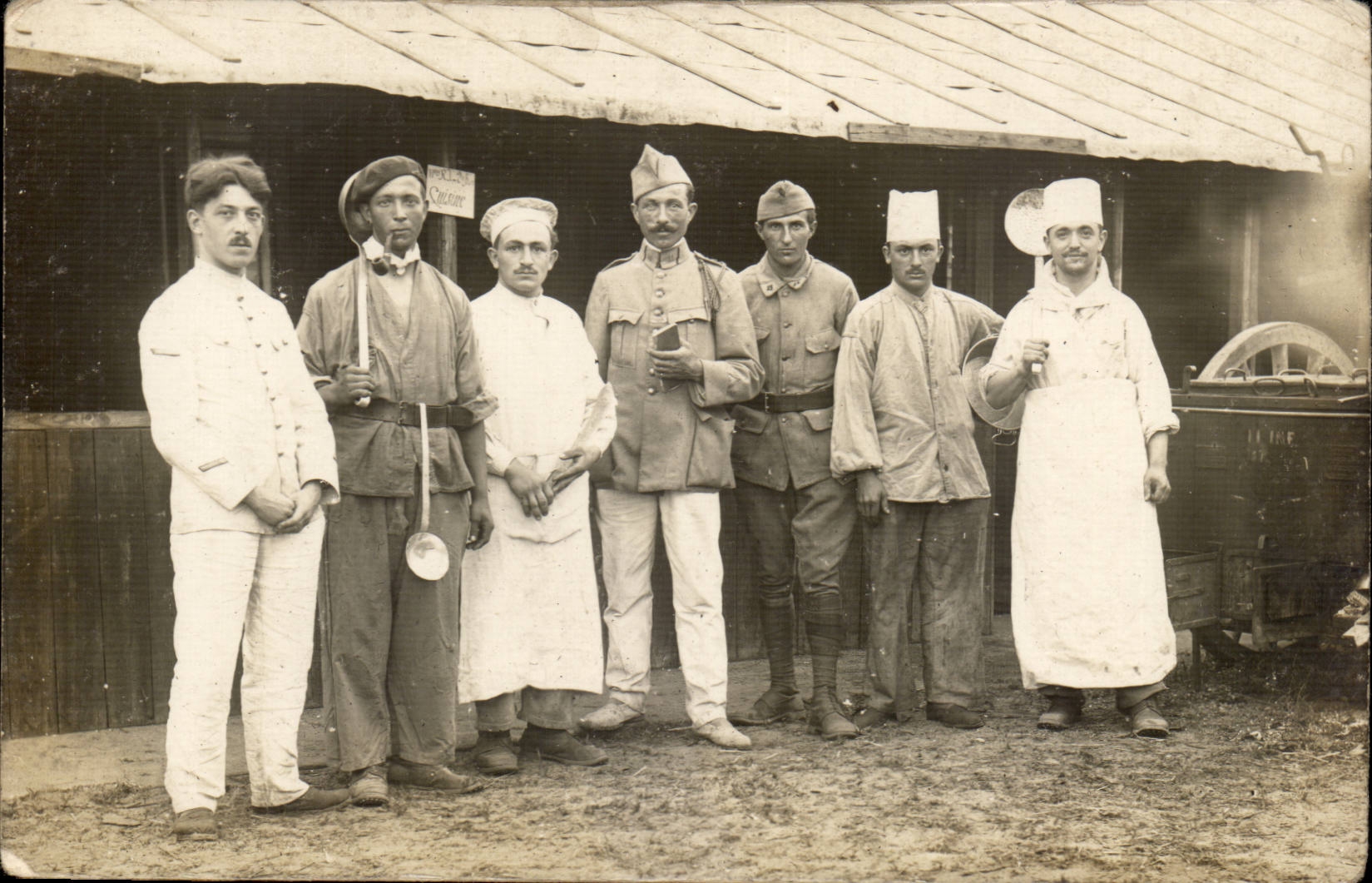 Gruppo di soldati e cuochi — Campo militare — Editore sconosciuto, numero di serie non visibile