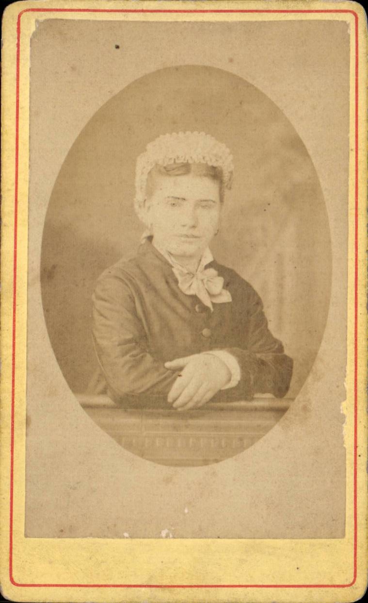 CARTE PHOTO Femme (folklore costume)