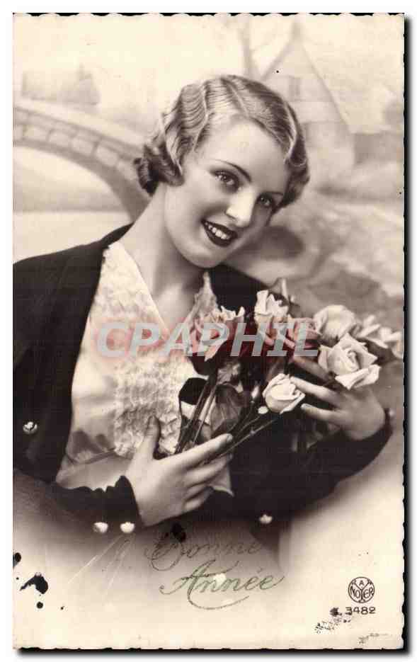 Jeune femme souriante — avec bouquet de roses — éditeur Noyer, n° 3482