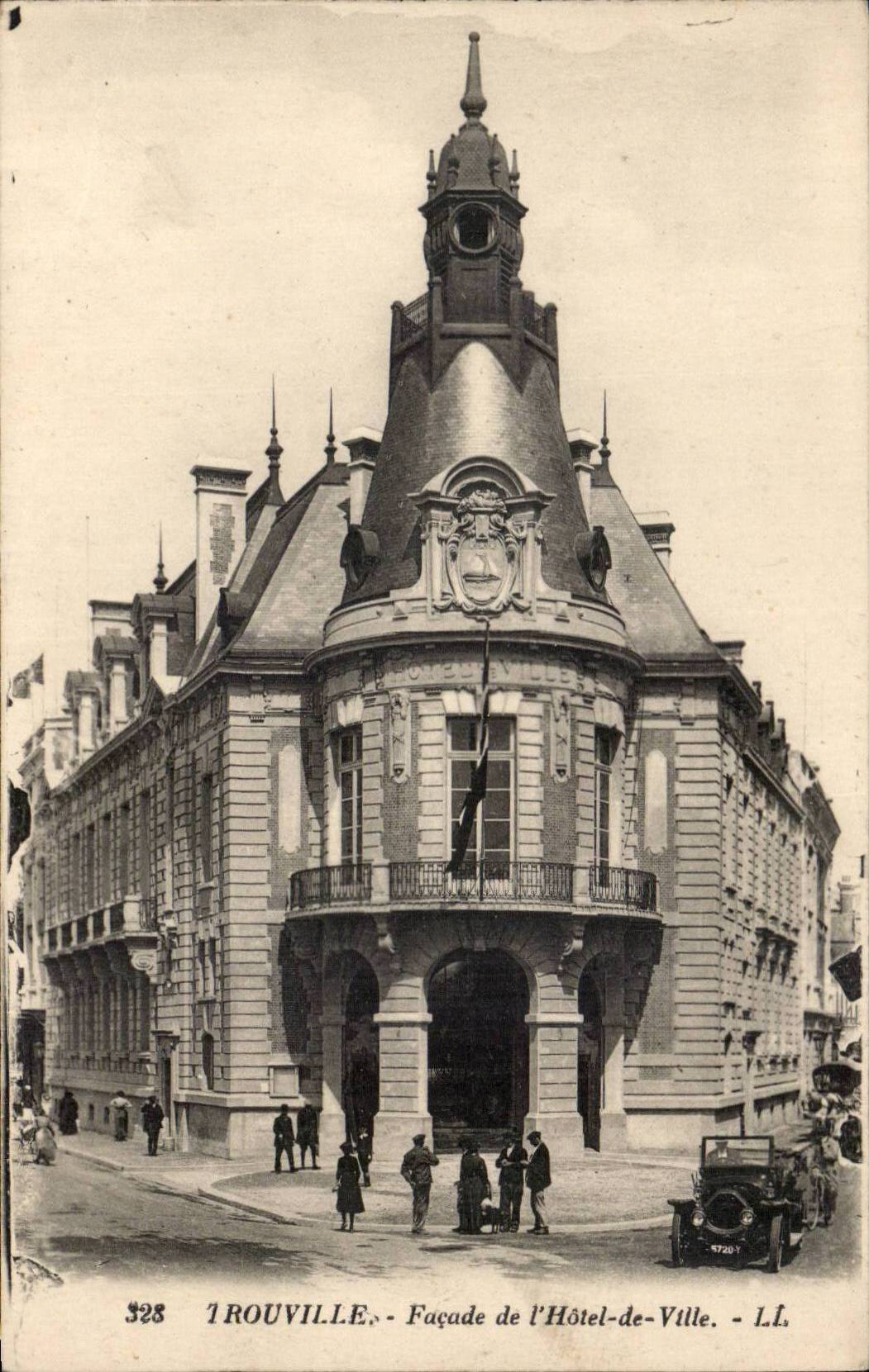 Trouville - facde de L'Hotel de Ville - CPA 