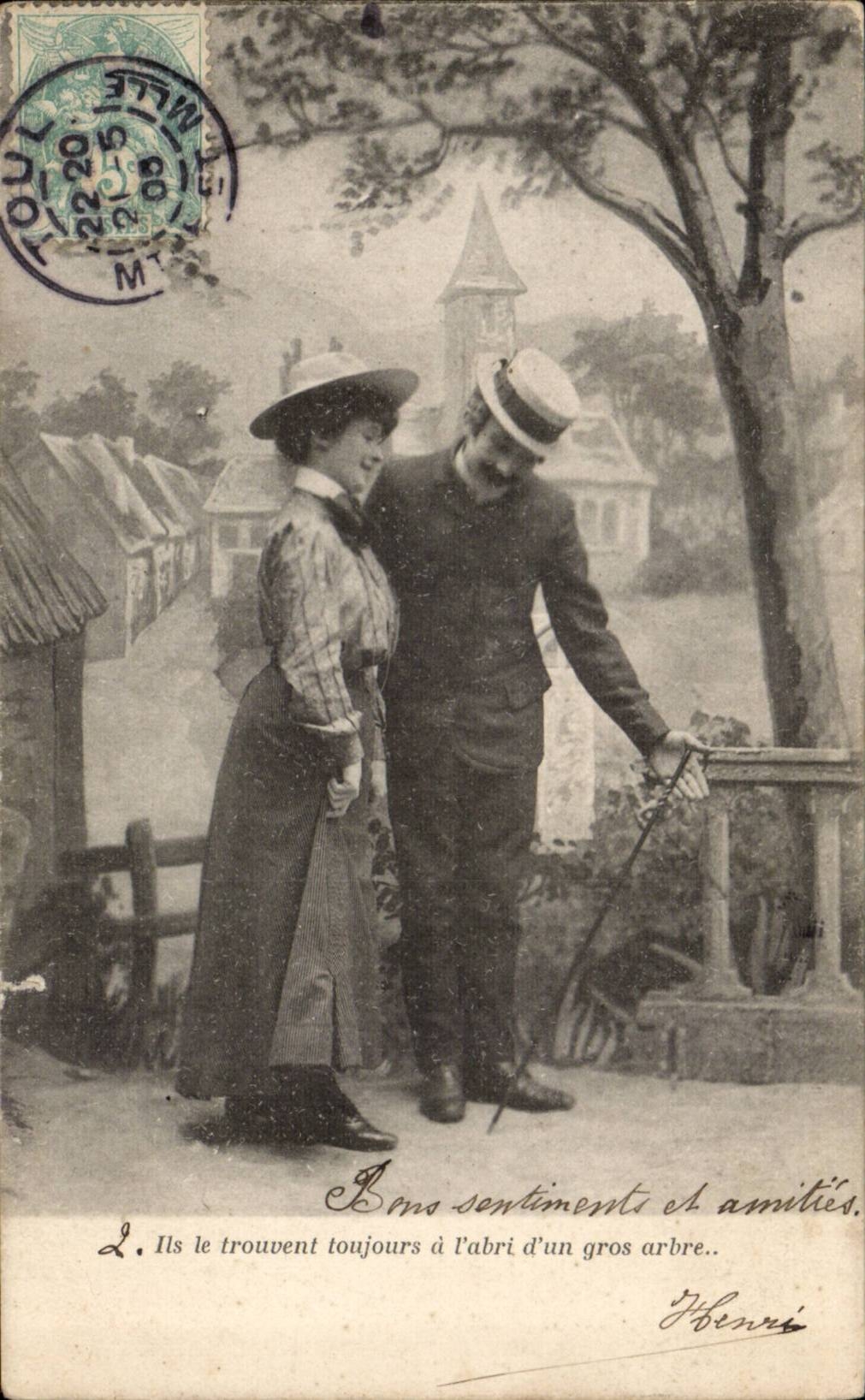 Fantaisie - Couple - Les Amoureux - Il le trouvent toujours a l'abri d'un gros arbre - CPA 