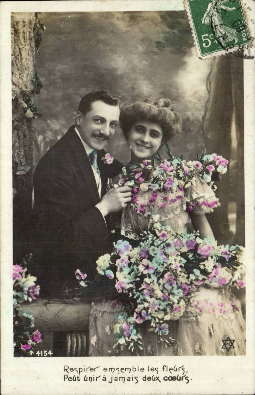 Fantaisie - Couple - Respirer emsemble les fleur peut unir a jamais deux coeurs - CPA 