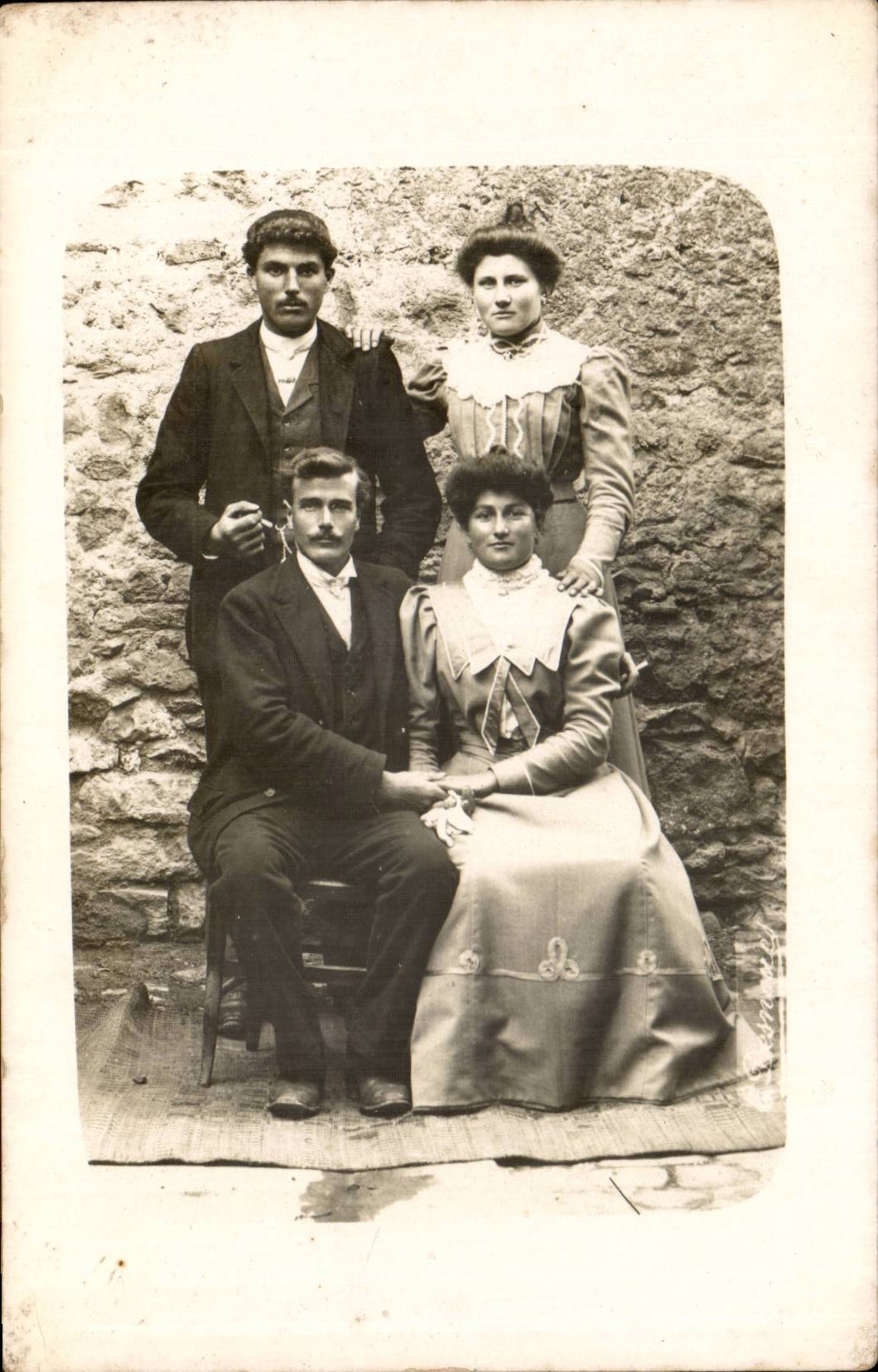 Portrait de quatre personnes — famille ou amis — éditeur inconnu, n° de série non visible