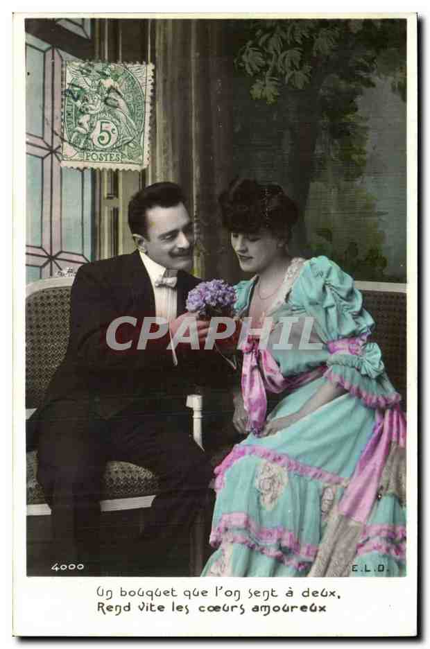 Fantaisie - Couple - Un bouquet que l'on sent a deux rend vite les coeurs amoreux - CPA 