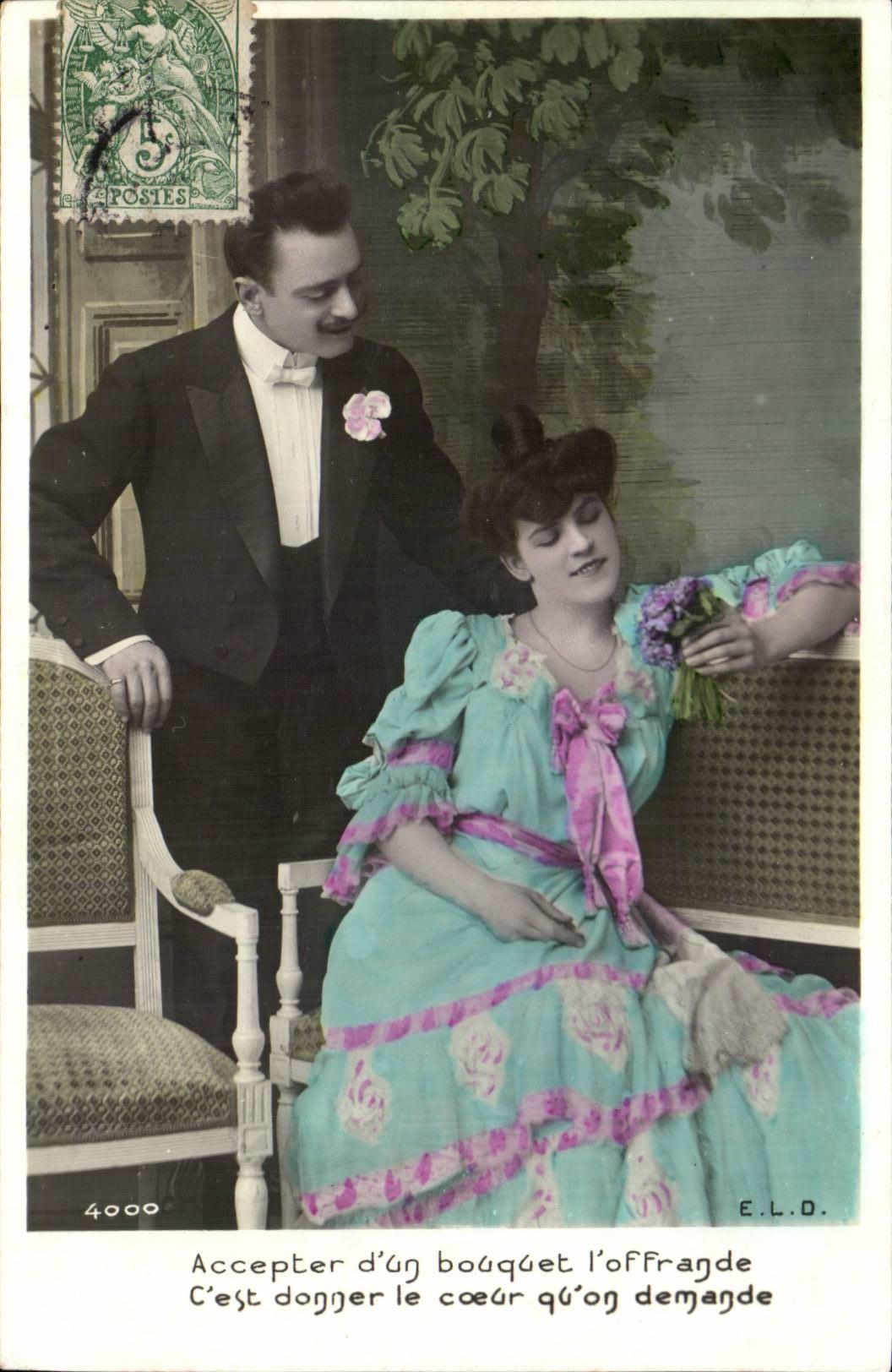 Fantaisie - Couple - Acceptez d'un bouquet l'offrande c'est donner le coeur qu'on demande - CPA 