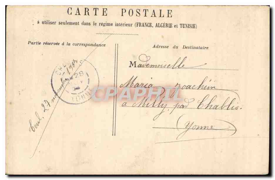 Femme ajustant un haut-de-forme — scène humoristique — éditeur non visible — Achterkant