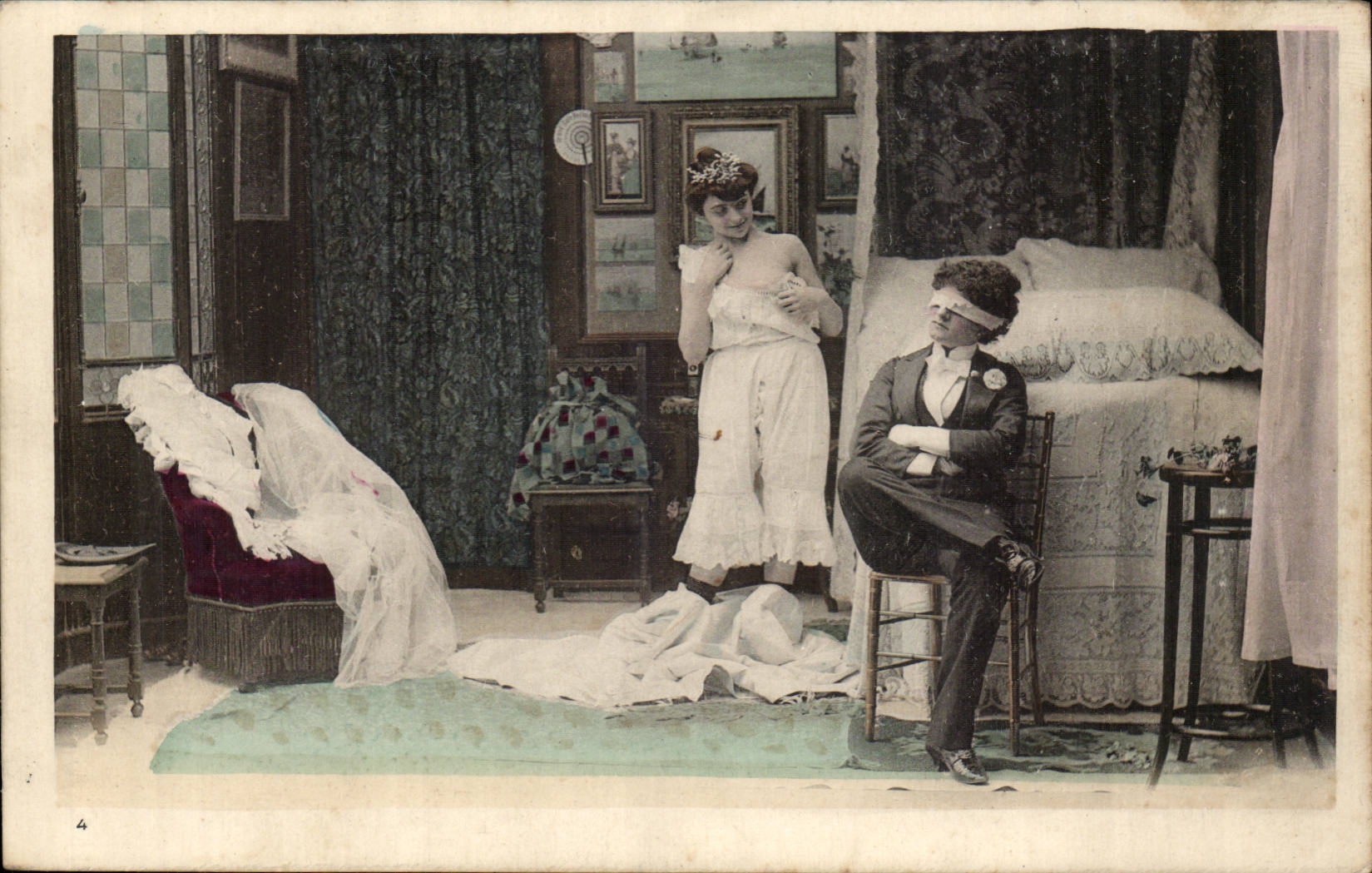Salle de bain — scène de déshabillage — éditeur non identifié, n° de série 4