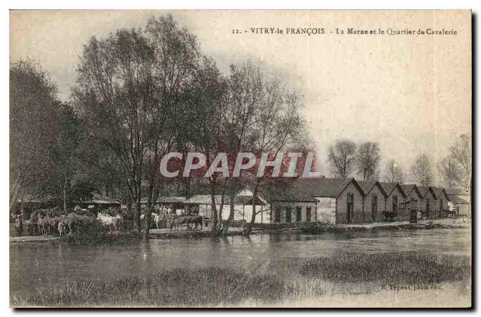 Vitry le Francois CPA La Marne et le quartier de cavalerie
