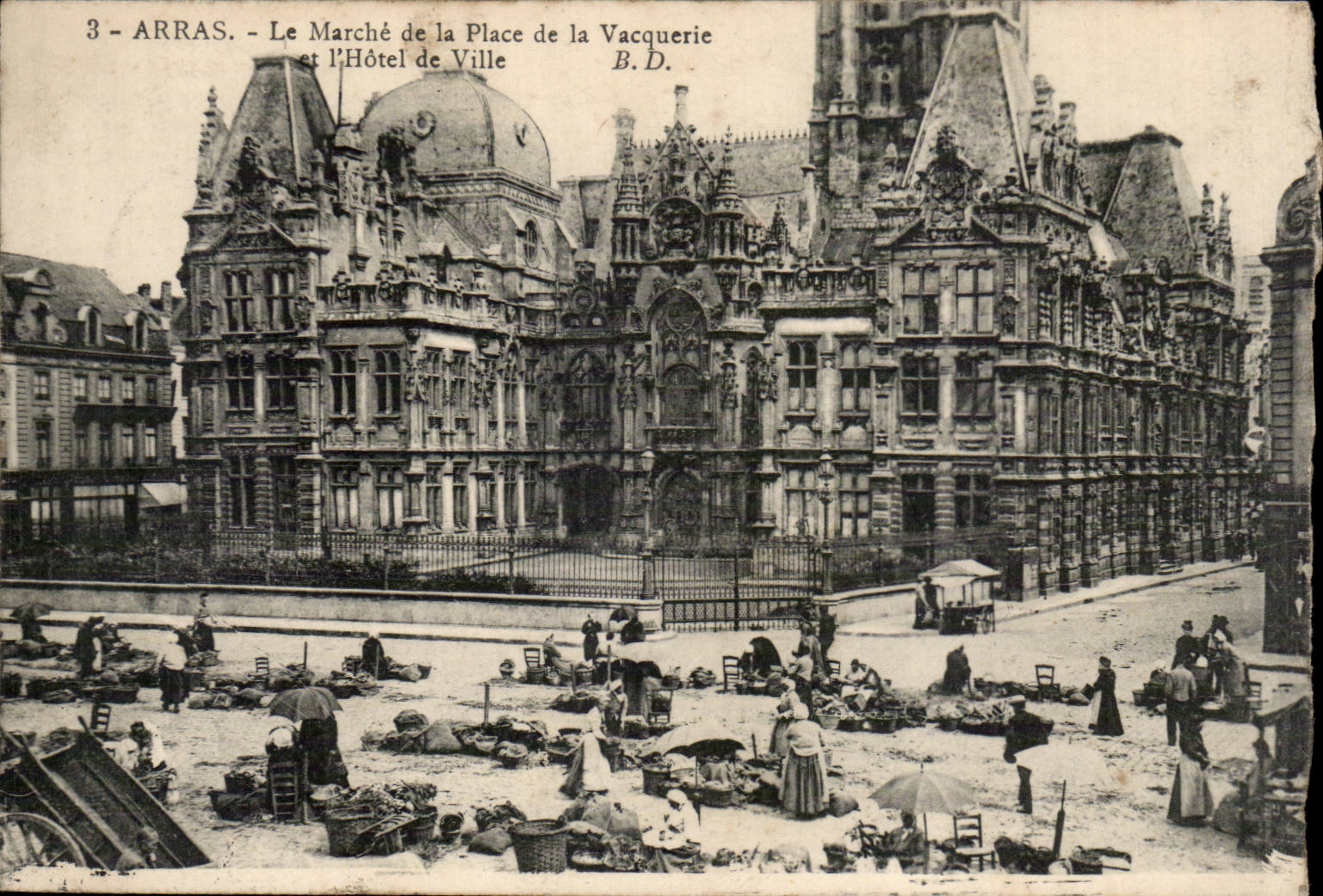 Arras - Le Marché de la Place de la Vacquerie et l'Hôtel de Ville - B.D.