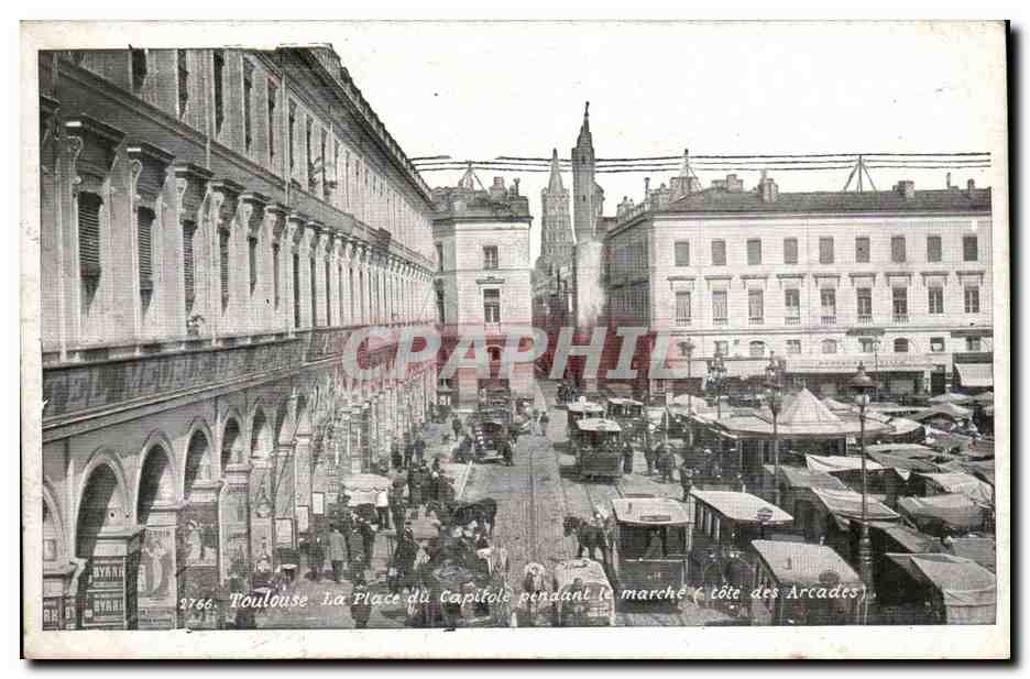 Toulouse. La Place du Capitole pendant le marché (côté des Arcades) — n° 2766 — éditeur non visible