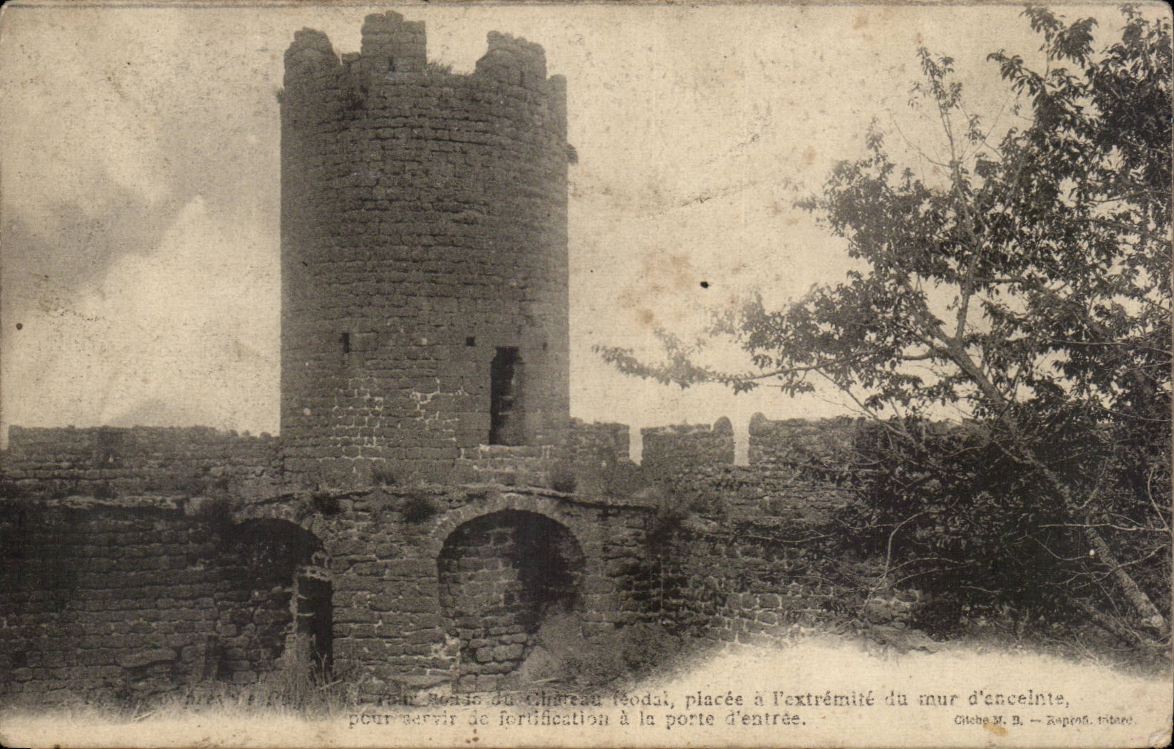Tour Ronde du Château féodal à Édouard — placée à l'extrémité du mur d'enceinte — Cliché M. B. — Raprofs. Imprimeur