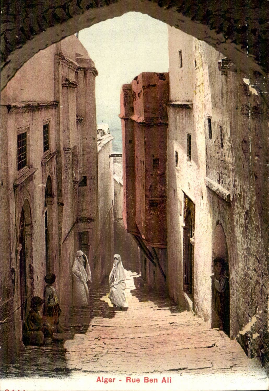 Alger - Rue Ben Ali — vue de rue avec arches et habitants — éditeur inconnu, n° de série 9441