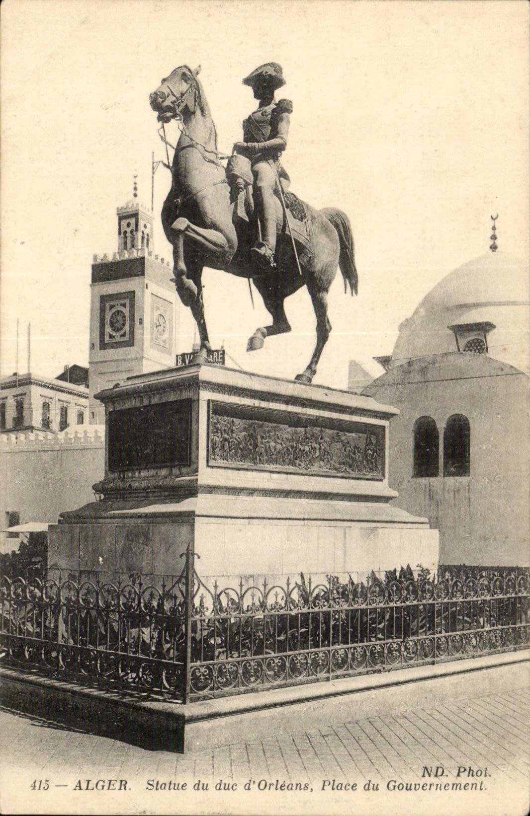 Algerie CPA Alger Statue du duc d'Orleans Place du gouvernement