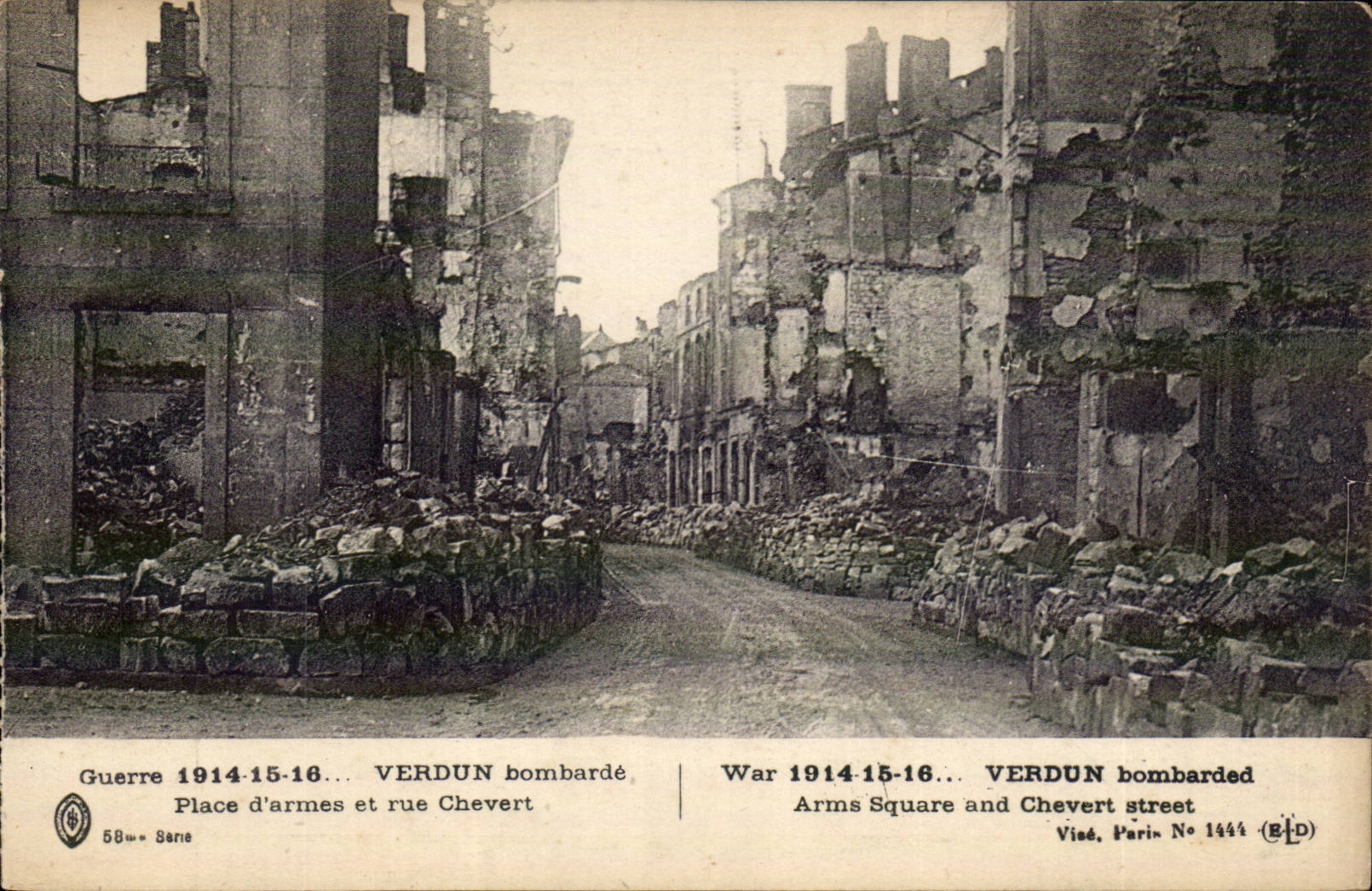 Verdun - Guerre 1914 1918 - Verdun bombarde Place d'armes et rue Chevert - CPA 