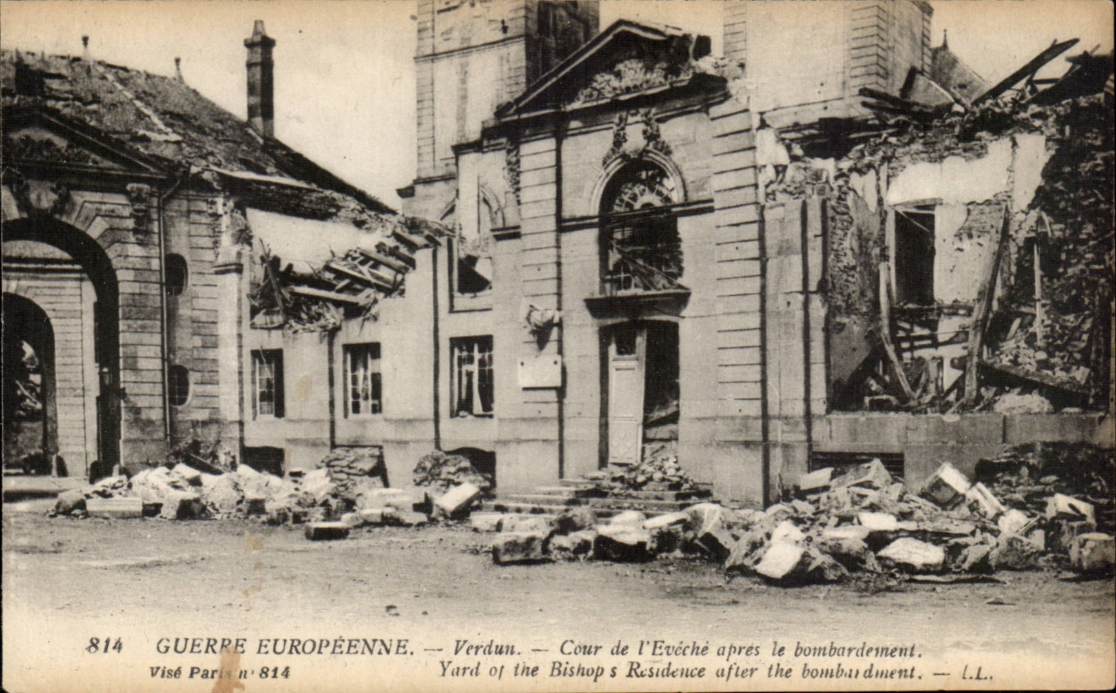 Verdun — Cour de l'Évêché après le bombardement — Visé Paris n°814