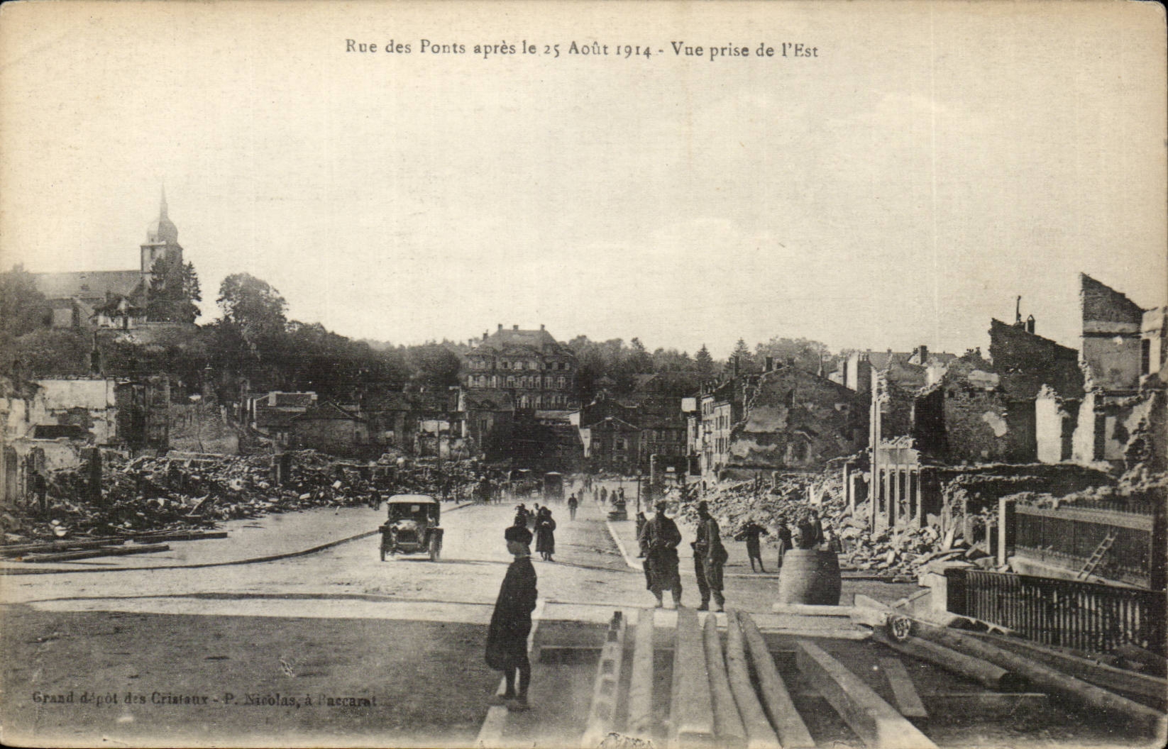 Rue des Ponts après le 25 Août 1914 — Vue prise de l'Est — Grand dépôt des Cristaux, P. Nicolas, à Ascarat