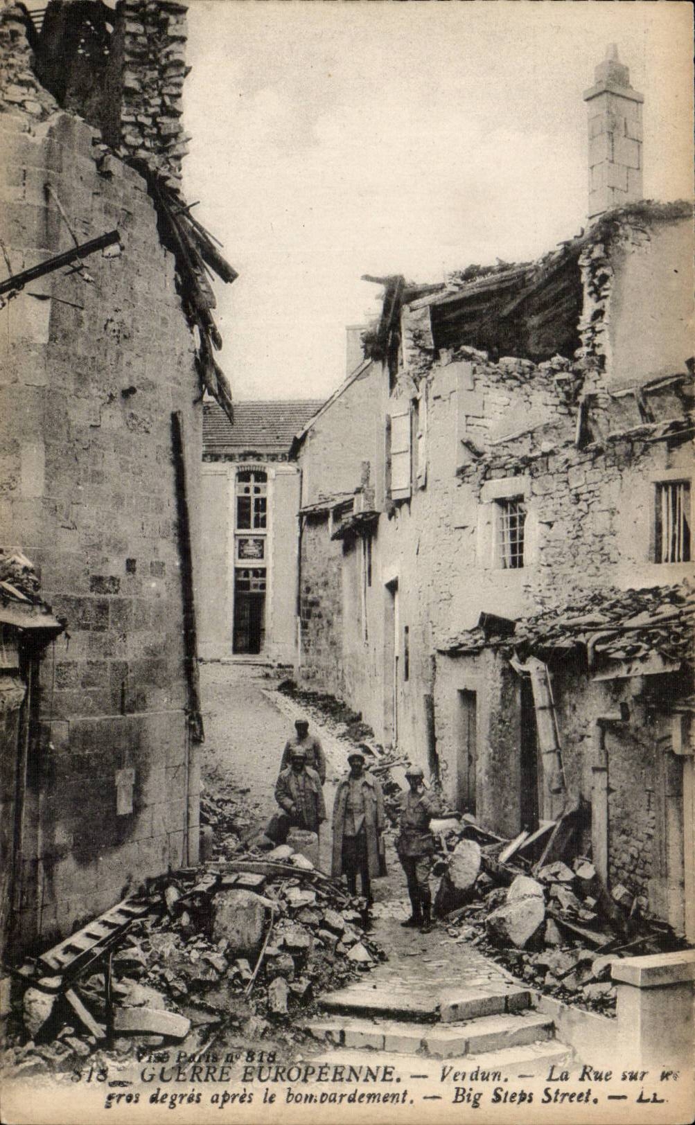 Verdun — Rue sur les gros degrés après le bombardement — Vise Paris n°818