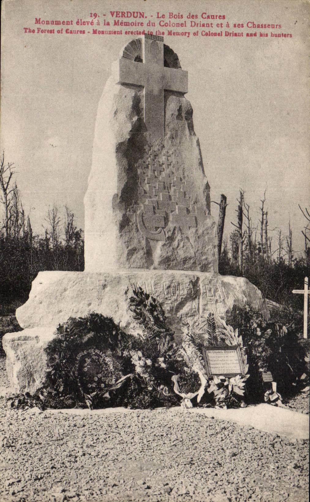 Verdun - Le Bois des Caures - Monument eleve a la Memoire du Colonel Driant et a ses chaussures - CPA 