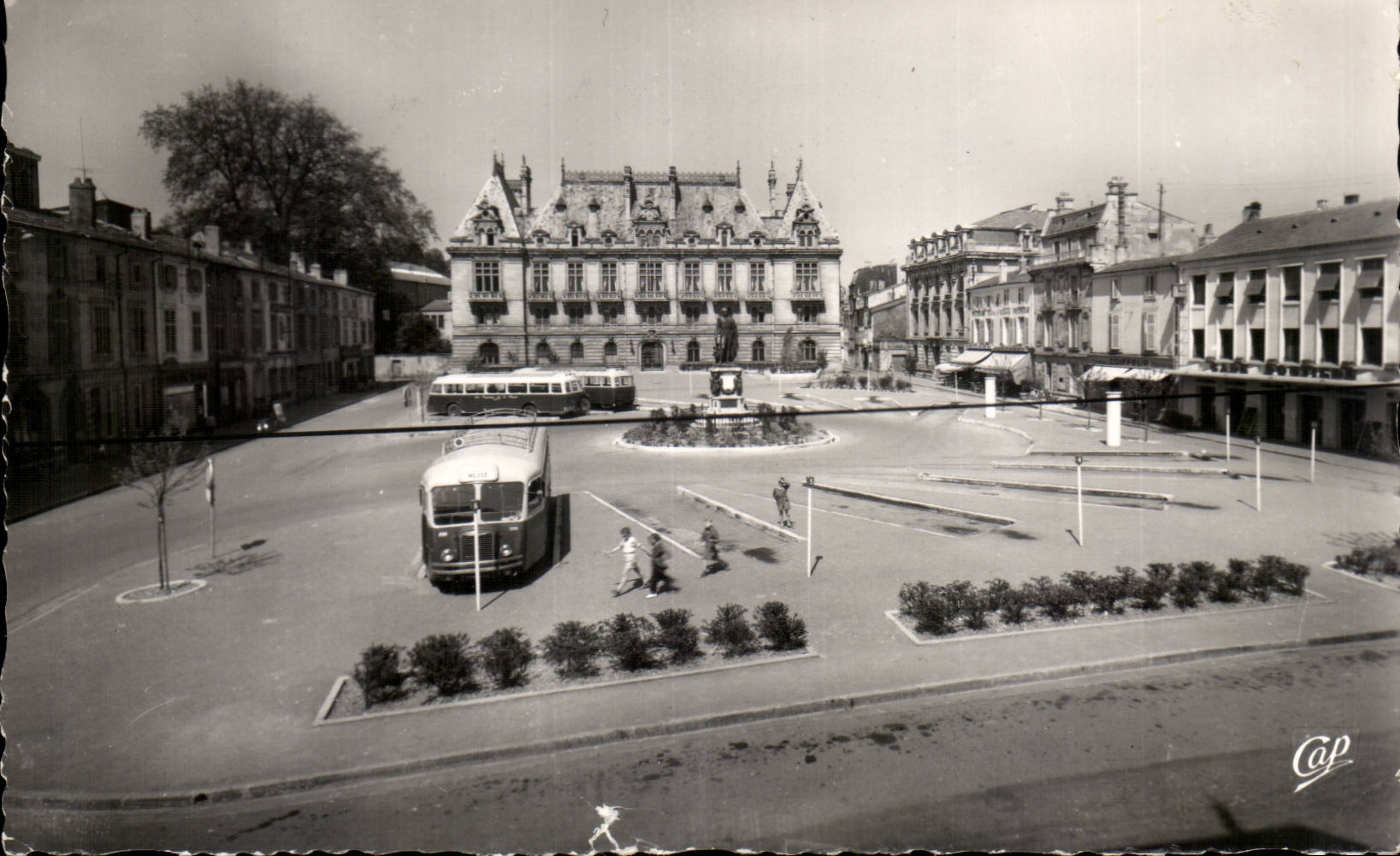 Bar le Duc - Place Reggio et la Prefecture - autobus - bus - CPA 