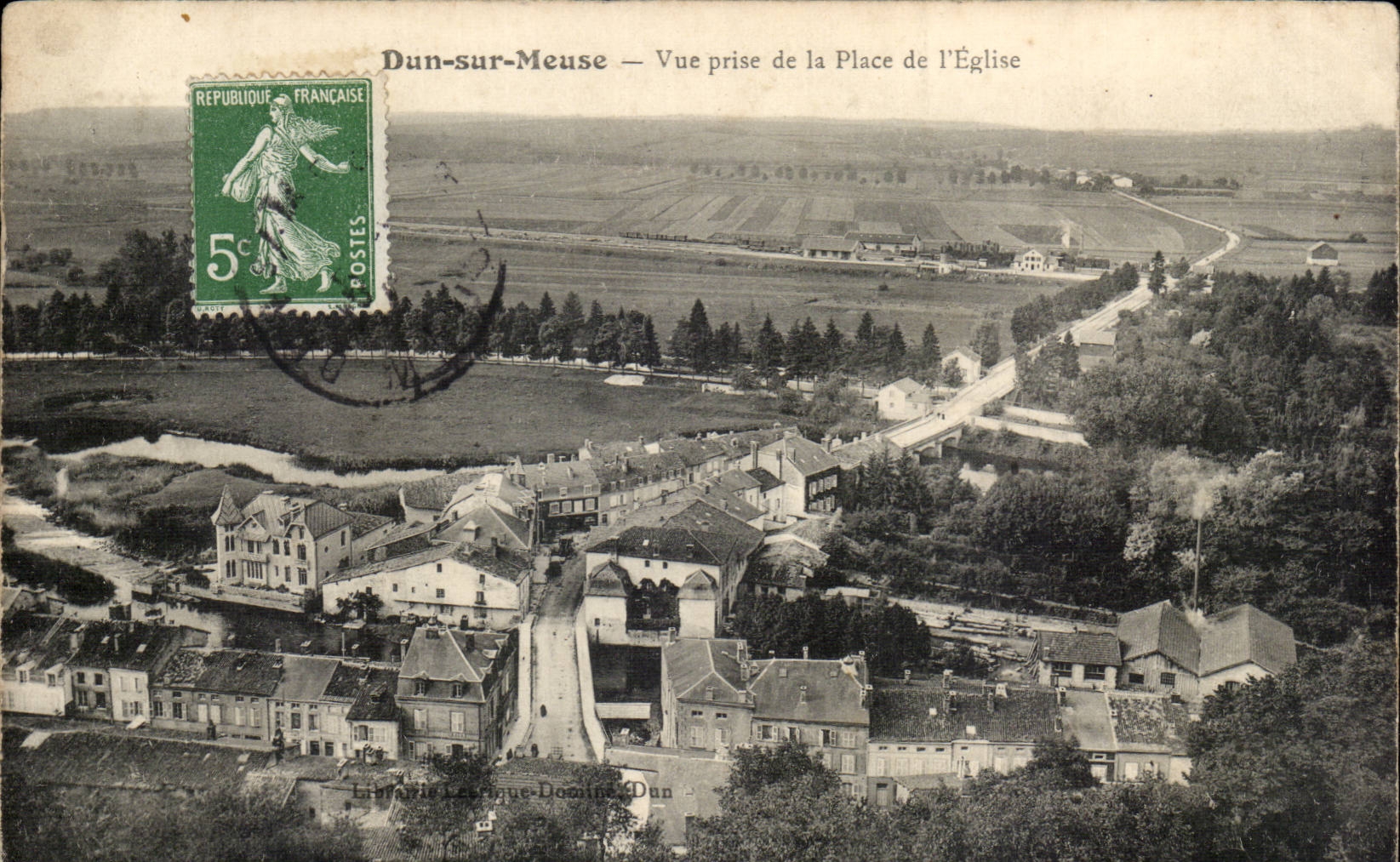 Dun sur Meuse - Vue prise de la Place l'Eglise - CPA 