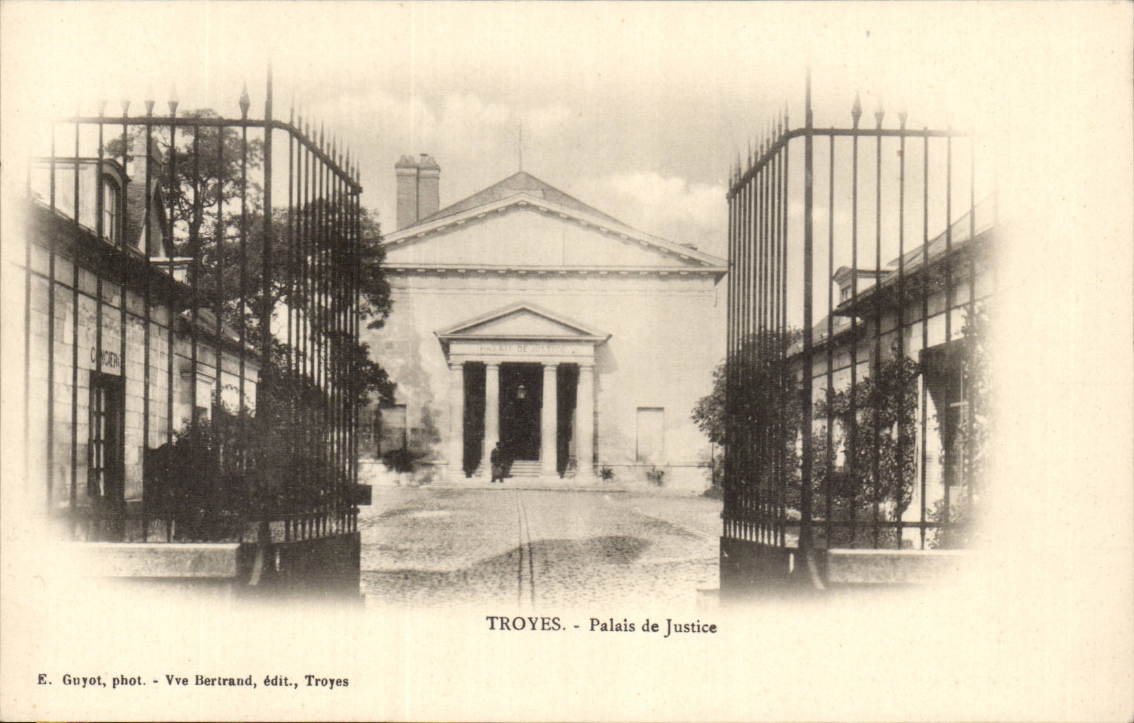 Troyes - Palais de Justice — E. Guyot, phot. - Vve Bertrand, édit., Troyes