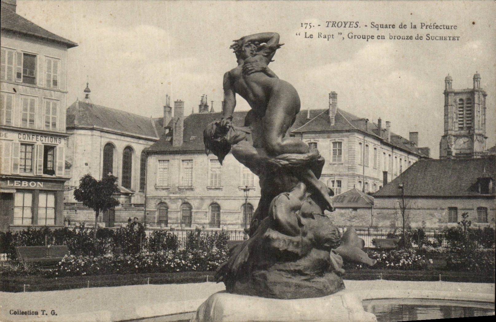 Troyes - Square de la Préfecture — Groupe en bronze 'Le Rapt' de Suchetet — Collection T. G.