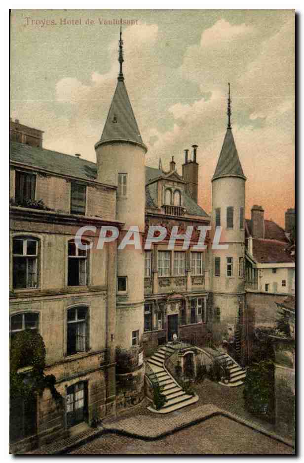 Troyes. Hôtel de Vauldsant — vue de l'entrée avec escaliers et tours