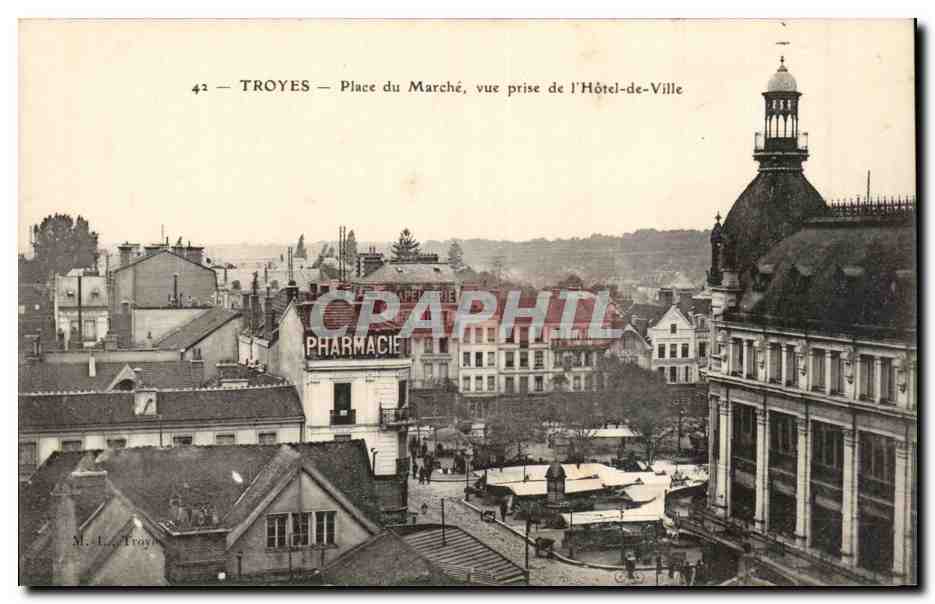 Troyes — Place du Marché, vue prise de l'Hôtel-de-Ville — M. L. Troyes, n°42